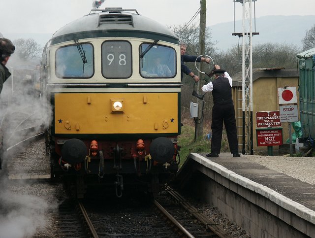 Class 33 'Stan Symes' arrives at Harmans Cross